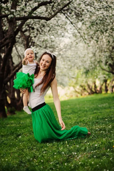 Jarní portrét matce dcera hraje venku v odpovídající oblečení - dlouhé sukně a košile. Šťastná rodina užívají dovolenou — Stock fotografie