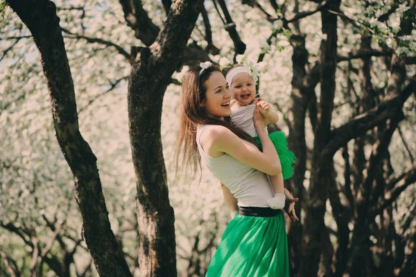 Jarní portrét matce dcera hraje venku v odpovídající oblečení - dlouhé sukně a košile. Šťastná rodina užívají dovolenou — Stock fotografie