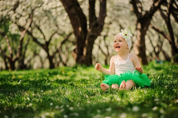 Şirin mutlu bebek kız açık bahar bahçe içinde yürüyüş. Mutlu çocukluk — Stok fotoğraf