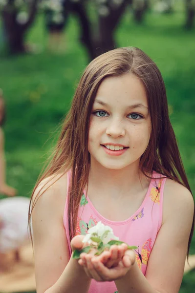 Bahar çok güzel 11 yaşında varoluş çocuk kız closeup açık portresi. Güzel çiçek kiraz bahçesinde bahar tatil harcama — Stok fotoğraf