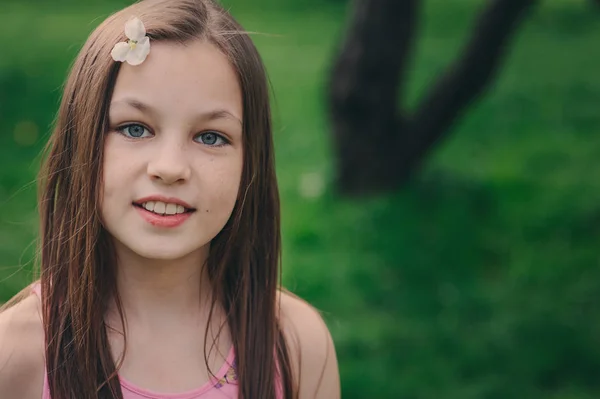 Bahar çok güzel 11 yaşında varoluş çocuk kız closeup açık portresi. Güzel çiçek kiraz bahçesinde bahar tatil harcama — Stok fotoğraf