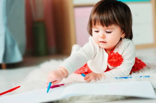 1 year old baby girl drawing with pencils at home. Early learning and education concept — Stock Photo, Image