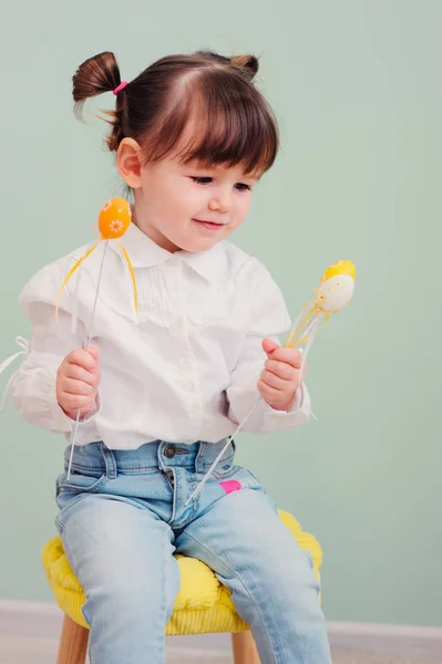 Primer plano retrato interior de linda niña feliz jugando con decoraciones de Pascua — Foto de Stock