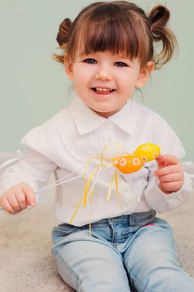 Primer plano retrato interior de linda niña feliz jugando con decoraciones de Pascua — Foto de Stock