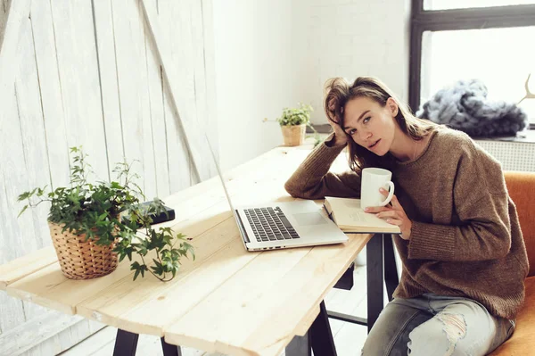 年轻学生女人在线在家里用笔记本电脑在早上学习杯咖啡. — 图库照片