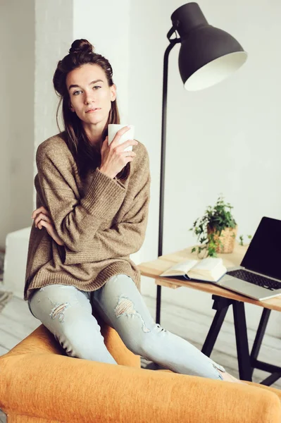 Kobieta młody student studia online w domu z laptopem filiżankę kawy o poranku. — Zdjęcie stockowe