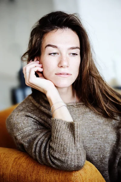 Retrato interior de hermosas mujeres jóvenes reflexivas femeninas solas en la habitación . — Foto de Stock