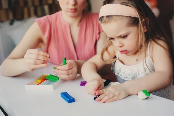 Mother and toddler daughter playing with plasticine or play dough at home. Happy family learning in cozy weekend morning — Stock Photo, Image