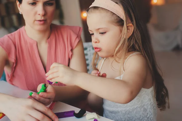 Anya és a kisgyermek lányát játszó gyurma vagy a játék otthon a tészta. Boldog családi tanulás a hangulatos hétvégén reggel — Stock Fotó