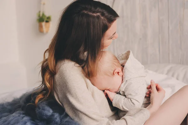 Mutlu anne ve bebek yatak odalı evde oynarken. Rahat aile yaşam tarzı modern İskandinav iç. — Stok fotoğraf