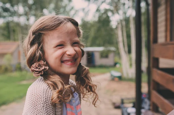 Kid flicka som leker på trä stuga i skogen. Barn spendera sommarlovet utomhus på country house — Stockfoto