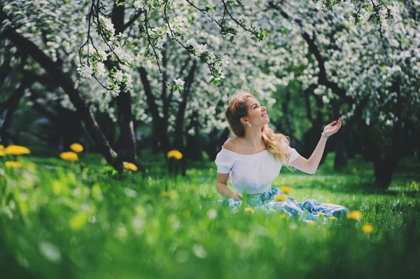 Hermosa joven en falda maxi floral caminando en primavera —  Fotos de Stock