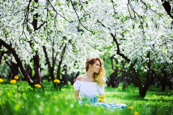 Smuk ung kvinde i blomstret maxi nederdel gå i foråret - Stock-foto