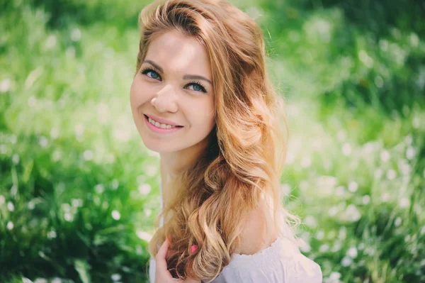 Schöne junge Frau in floralem Maxi-Rock im Frühling — Stockfoto