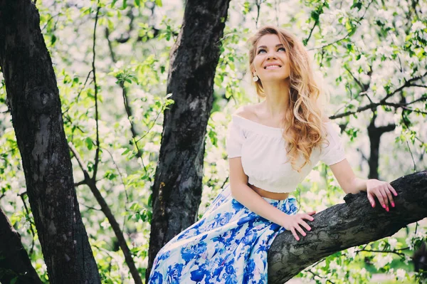 Hermosa joven en falda maxi floral caminando en primavera —  Fotos de Stock