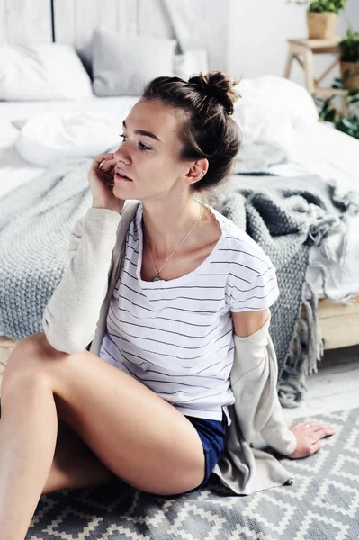 Bela jovem mulher sexy feminina relaxando no quarto na manhã de fim de semana preguiçoso, vestindo roupas de moda casual — Fotografia de Stock