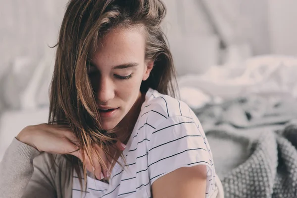 Mooie jonge vrouwelijke sexy vrouw ontspannen in slaapkamer in lui weekend's ochtends, het dragen van casual mode kleding — Stockfoto