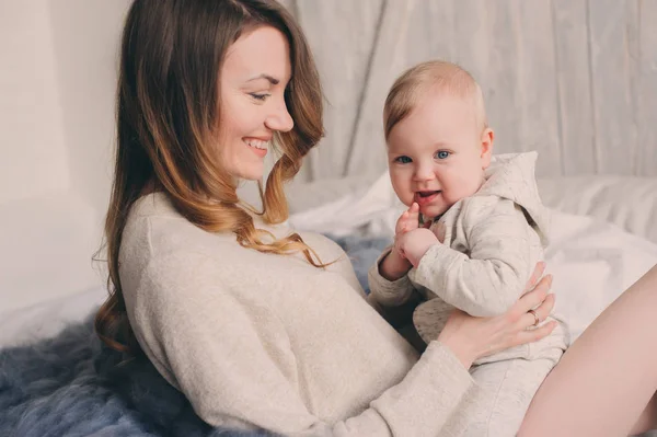 Mutlu anne ve bebek yatak odalı evde oynarken. Rahat aile yaşam tarzı modern İskandinav iç. — Stok fotoğraf