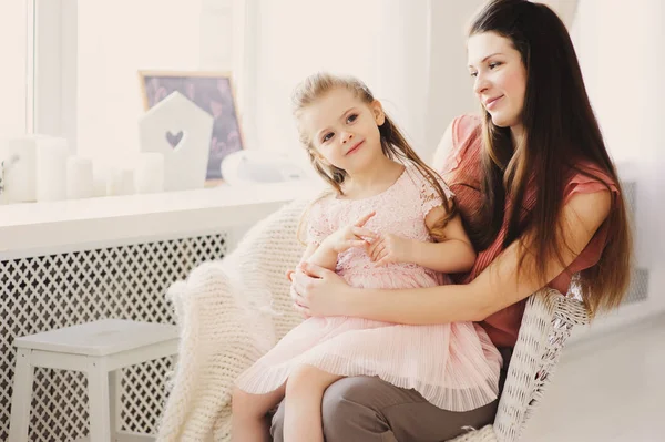 집에서 자에 앉아 행복 한 가족입니다. 어머니와 유아 딸의 캐주얼 라이프 스타일 캡처 — 스톡 사진