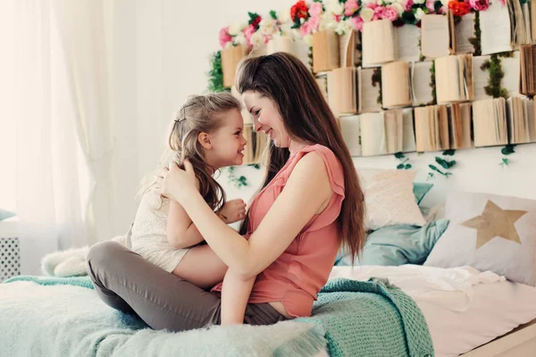 Szczęśliwa rodzina, w domu. Matka i toddler córka relaksu i zabawy w łóżku przytulne weekend rano — Zdjęcie stockowe