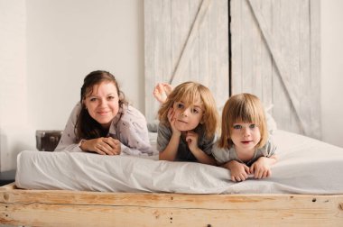 Annesi sabah yatak odasında iki çocuk oğlu ile rahatlatıcı