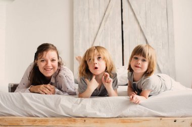 Annesi sabah yatak odasında iki çocuk oğlu ile rahatlatıcı