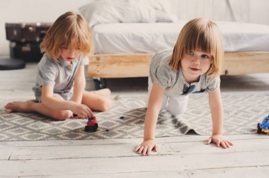 evde birlikte oynayan iki mutlu kardeş erkek