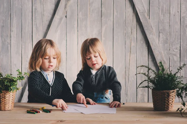 Dva bratři kid kresba spolu doma. Happy sourozenci spolu tráví čas a hrát. — Stock fotografie
