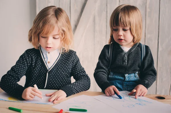 Two kid brothers drawing together at home. Happy siblings spending time together and playing. — Stock Photo, Image