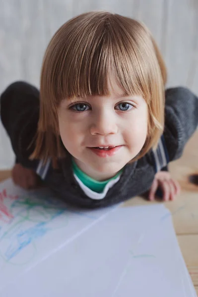 Lindo niño dibujo en casa con lápices de colores — Foto de Stock