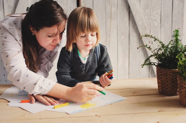 Mère enseignant tout-petit garçon à dessiner avec des crayons à la maison. Passer du temps en famille ensemble — Photo
