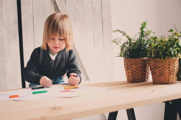 Cute toddler boy drawing at home with colored pencils — Stock Photo, Image
