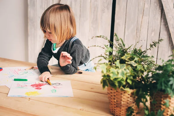 Carino bambino ragazzo disegno a casa con matite colorate — Foto Stock