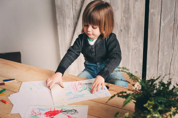 Carino bambino ragazzo disegno a casa con matite colorate — Foto Stock