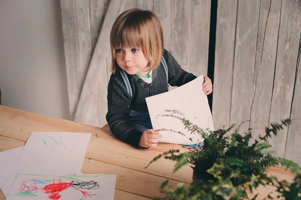 Carino bambino ragazzo disegno a casa con matite colorate — Foto Stock