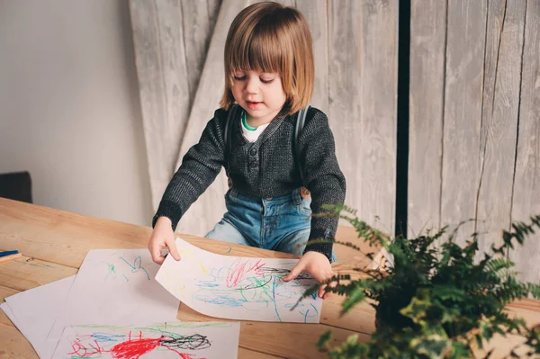 可爱的蹒跚学步的男孩在家里用彩色铅笔绘图 — 图库照片