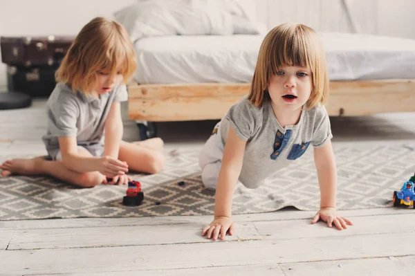 Dos hermanos felices jugando juntos en casa — Foto de Stock