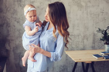 mutlu anne ve bebek yatak odalı evde oynarken. Rahat aile yaşam tarzı modern İskandinav iç. 
