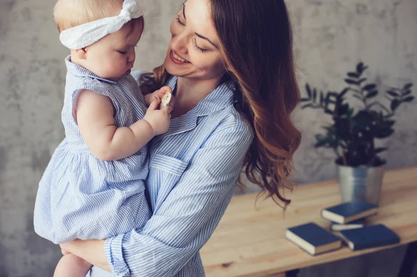 Boldog anya és a baba játszik otthon a hálószoba. Hangulatos családi életmód-modern skandináv belső. — Stock Fotó