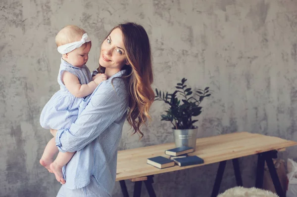 Mère heureuse et bébé jouant à la maison dans la chambre. Style de vie familial confortable dans l'intérieur scandinave moderne . — Photo