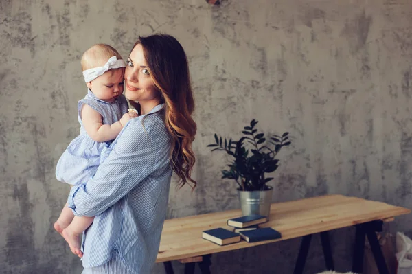 Mère heureuse et bébé jouant à la maison dans la chambre. Style de vie familial confortable dans l'intérieur scandinave moderne . — Photo