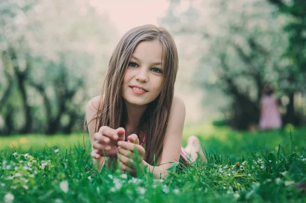 Primavera closeup retrato ao ar livre de adorável 11 anos de idade menina criança pré-adolescente. Passar férias de primavera em belo jardim florescendo — Fotografia de Stock
