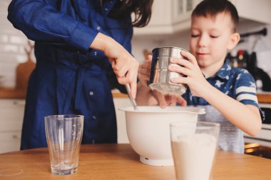 kurabiye hamur hazırlama ve un beyaz modern mutfakta dökme anne ve çocuk evlat