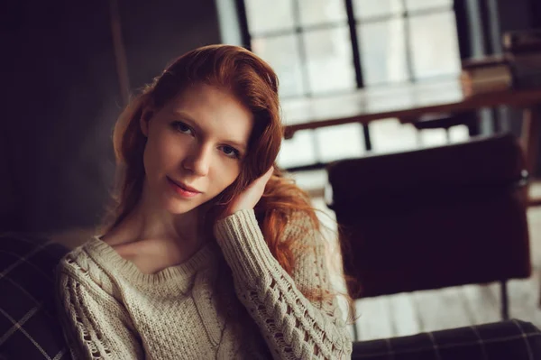 Close up interior retrato de adorável pensativo jovem ruiva mulher com sardas e cabelos longos — Fotografia de Stock