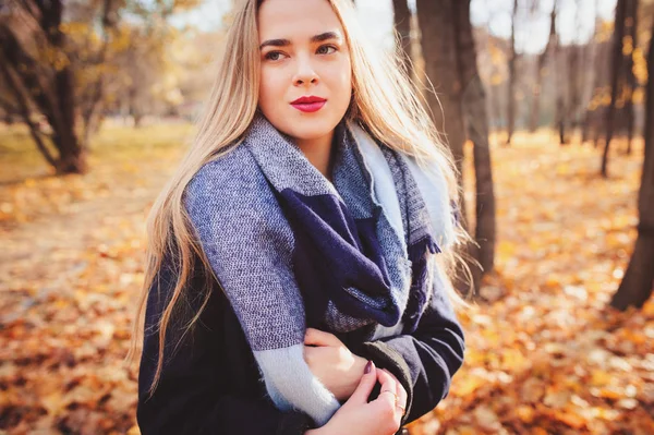 Herfst buiten ongedwongen portret van mooie jongedame wandelen in het park in warme fashion outfit, weraing jas en sjaal — Stockfoto