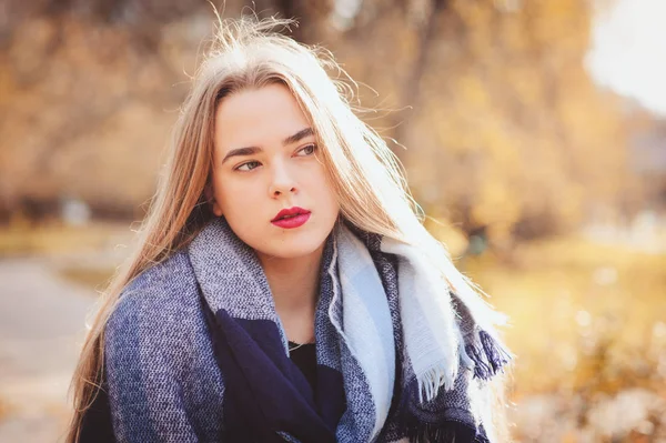Musim gugur potret santai luar ruangan wanita cantik muda berjalan di taman dengan pakaian hangat, weraing mantel dan syal — Stok Foto