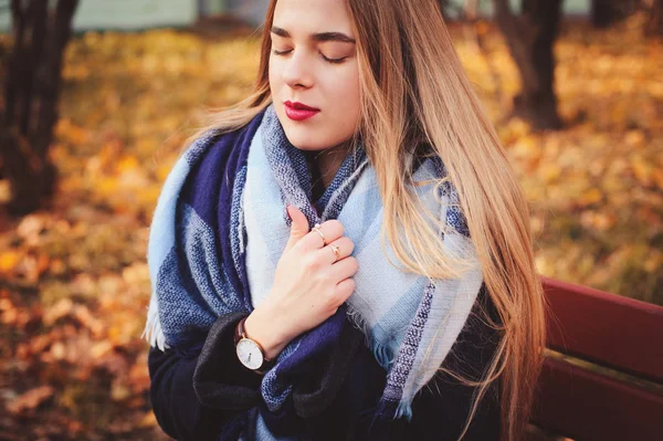 따뜻한 패션 복장, weraing 코트와 스카프에 공원에서 걷는 젊은 아름 다운 여자의가 야외 캐주얼 초상화 — 스톡 사진