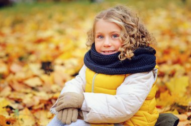 mutlu bebek kız şık örme turuncu kurdele açık yürüyüş komik sonbahar portresi