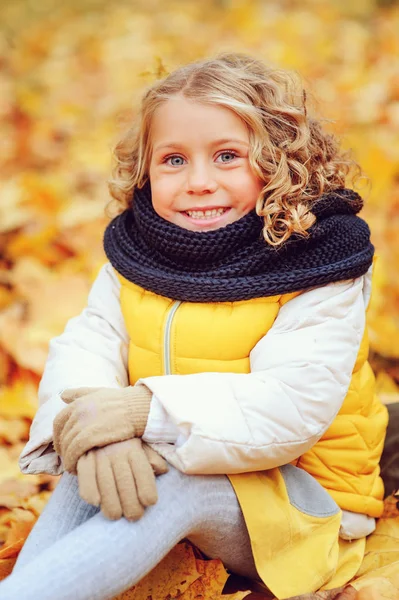 Engraçado outono retrato de feliz criança menina andando ao ar livre em elegante tricotado laranja snood — Fotografia de Stock