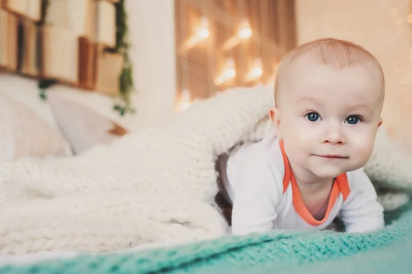 Aranyos kis baby boy ágyon feküdt fedett portréja — Stock Fotó